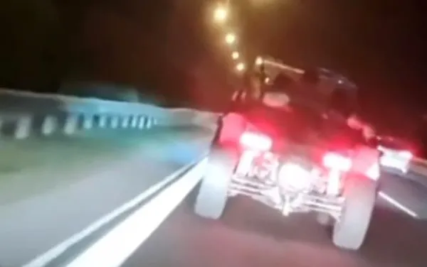 İzmir’de Trafiği Tehlikeye Atan Sürücü Yakalandı: 13 Bin TL Ceza