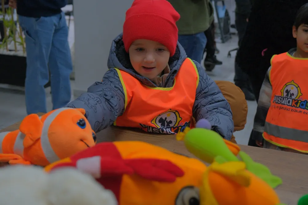 Minik öğrencilerden büyük destek: Hayır çarşısına bağış yaptılar