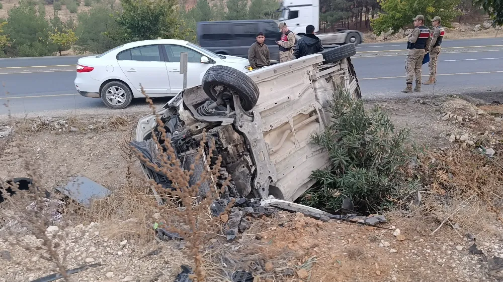 “Şanlıurfa’da Hafif Ticari Araç Devrildi: Baba ve Oğlu Yaralandı”