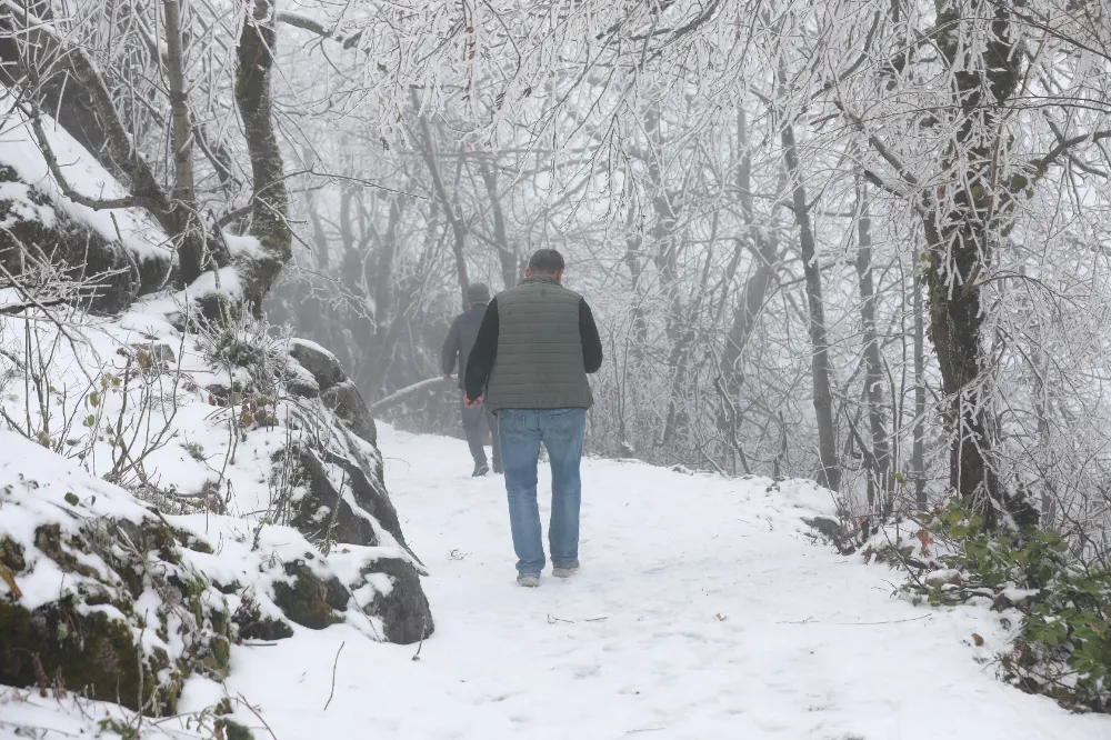 Keremali Yaylası’nda Kar Yağışı Görsel Şölen Oluşturdu