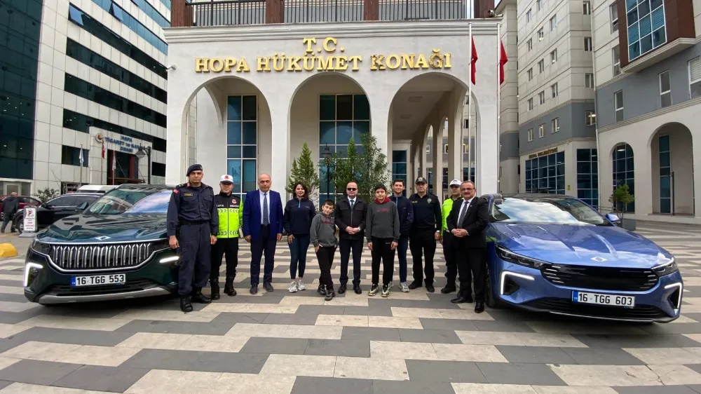 Hopa’da Öğrenciler Togg T10F ile Şehir Turuna Çıktı