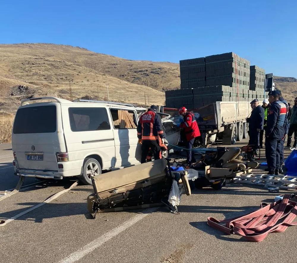 Malatya-Ankara Karayolunda Feci Kaza: Minibüs Tıra Çarptı, 3 Kişi Hayatını Kaybetti