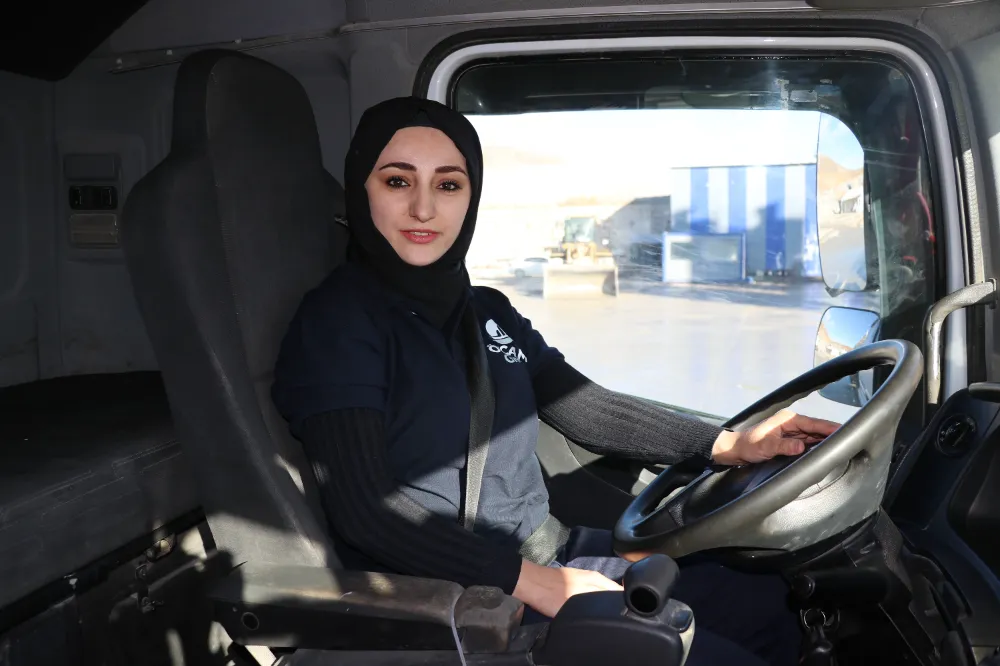 ‘Yapamazsın’ diyenleri şaşırttı: Sivas’ın ilk kadın tır şoförü oldu