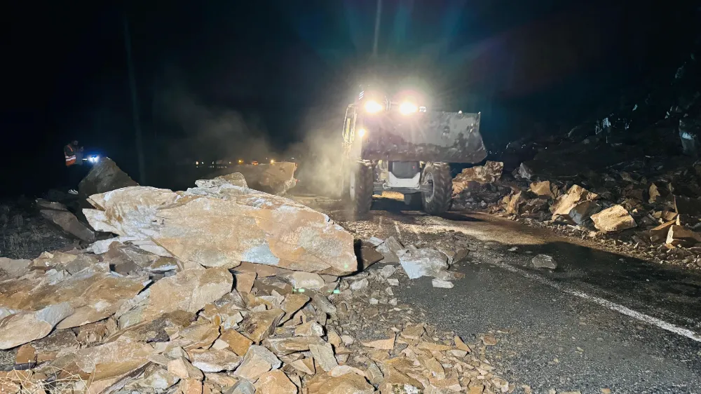 Şırnak’ta yol açma çalışmasında kayalar üzerlerine düştü: Ekipler ölümden döndü