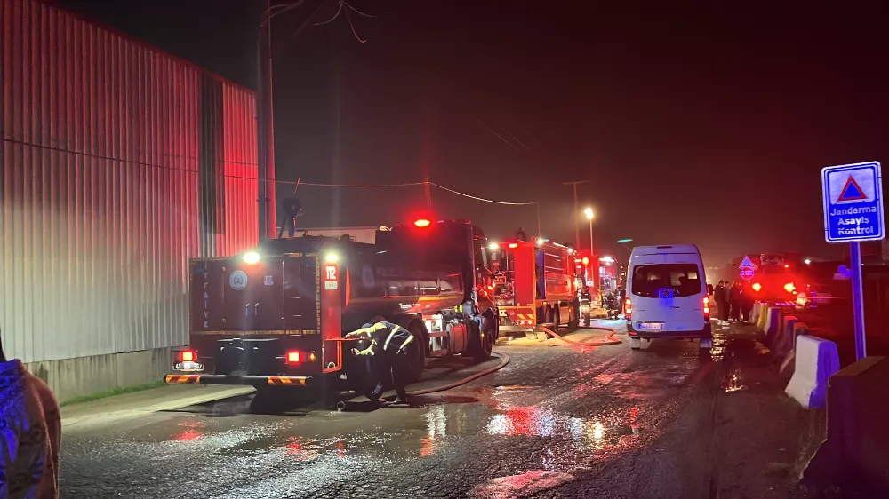 Gebze’de Geri Dönüşüm Deposunda Yangın: Bir İşçi Yaralandı