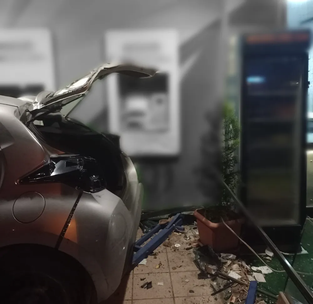 Aydın’da Takla Atan Otomobil Banka Şubesine Çarptı: 2 Yaralı