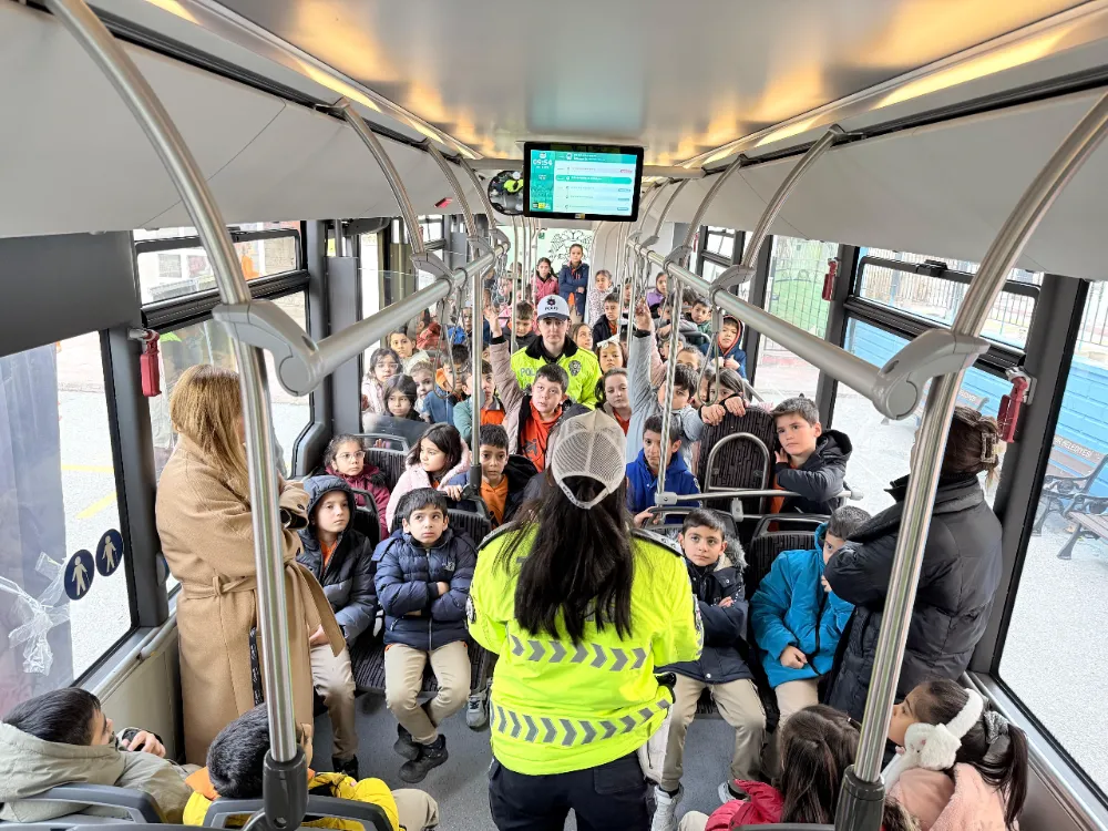 Konya’da Nezaket Otobüsü Öğrencilere Trafik Kültürünü Aşılıyor