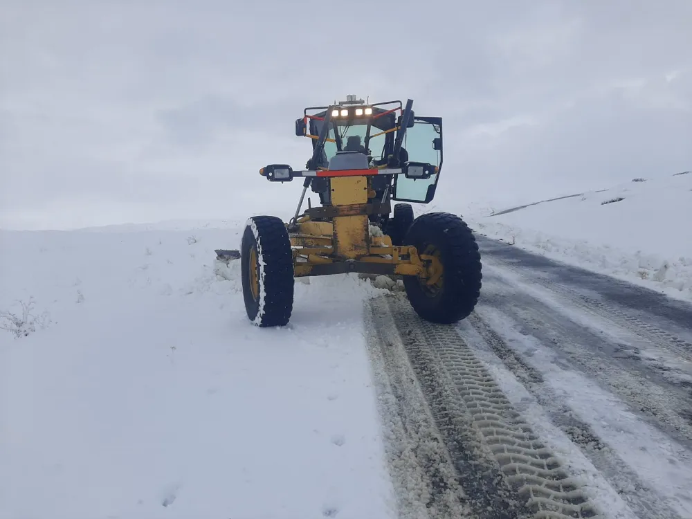 Eleşkirt’te Kar Yağışı Sonrası Kapanan Köy Yolları Hızla Ulaşıma Açıldı