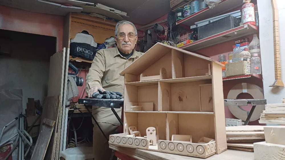 “Ahşap Oymacılığın Ustası, Çırak Arıyor: Teknoloji Gençleri Mesleklerden Uzak Tutuyor”
