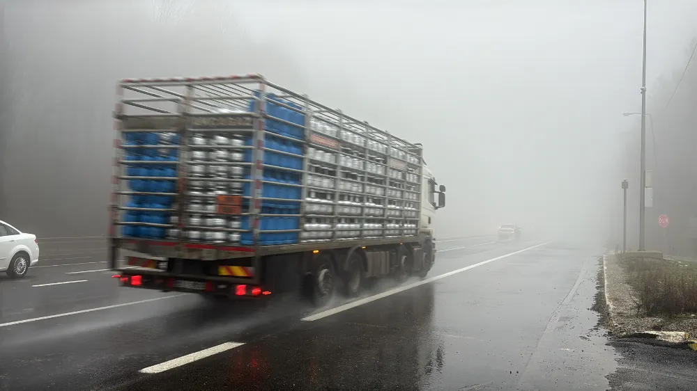 Bolu Dağı’nda sis ve sağanak sürücüleri zorluyor