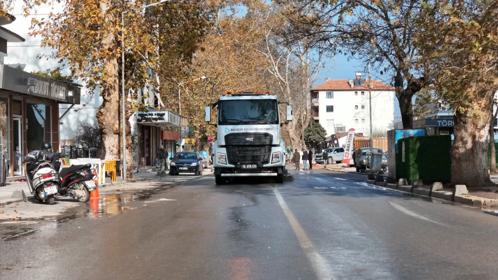 Sındırgı’da Deprem Sonrası Yıkım ve Temizlik Çalışmaları Sürüyor