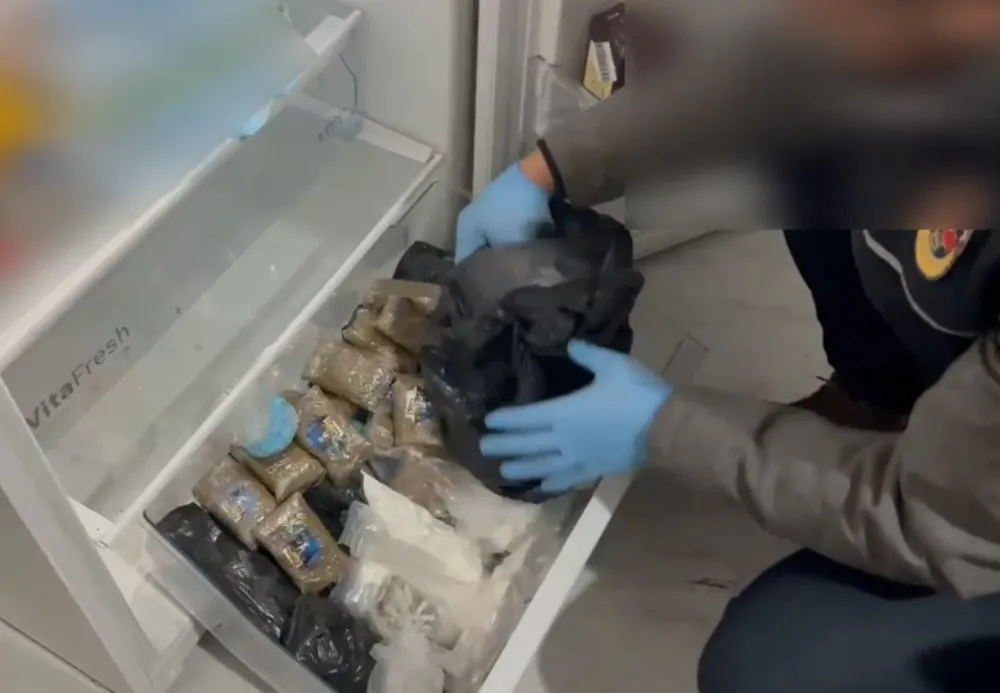 Aksaray’da Uyuşturucu Operasyonu: Buzdolabından Kokain ve Esrar, Gardıroptan Tabanca ve Nakit Para Çıktı