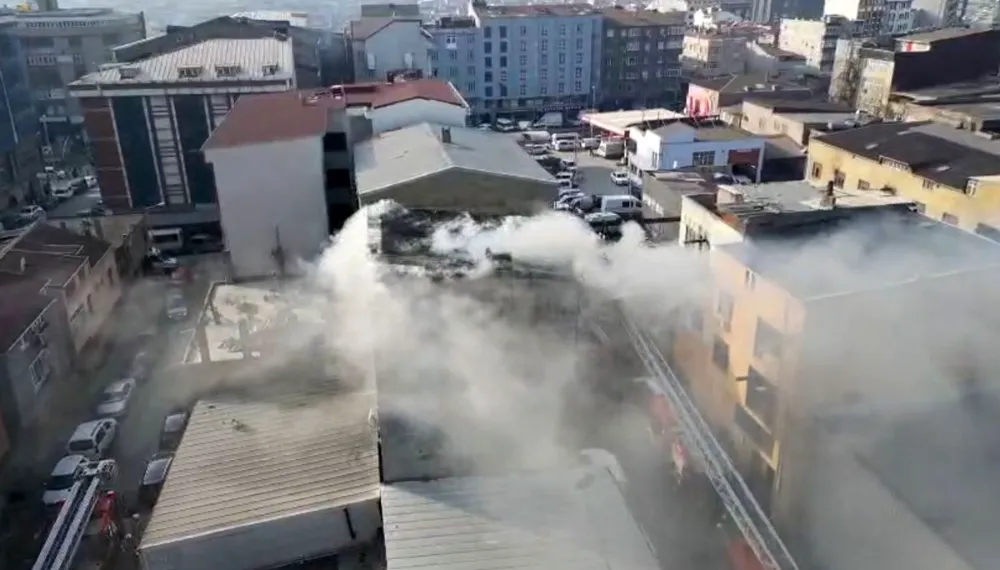 Sultangazi’de Çatı Yangını: 5. Kattan Aşağı Atladı