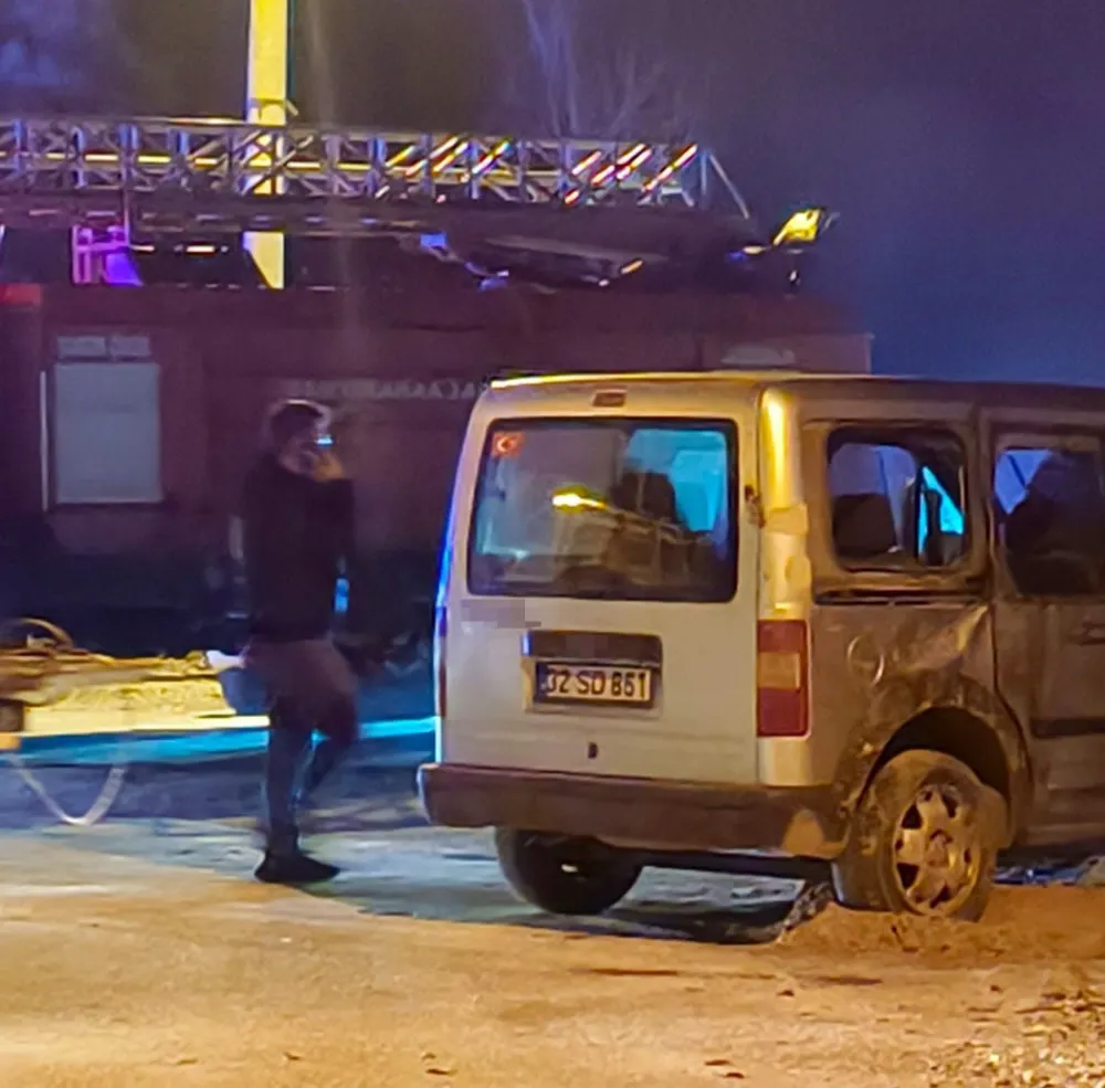 Isparta’da Hafif Ticari Araç Devrildi: 2 Genç Yaralı