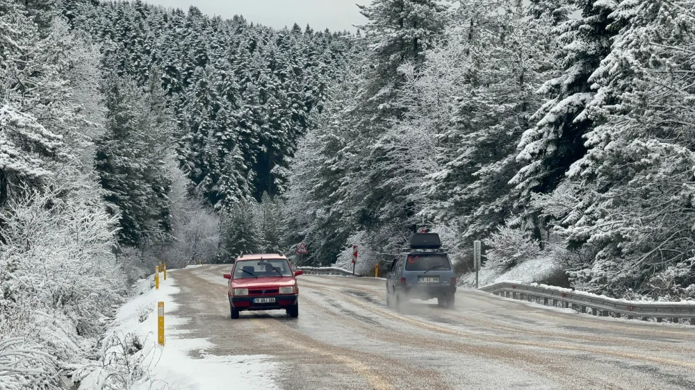 Karabük-Bartın Yolu Karla Kaplandı: Kartpostallık Manzaralar Oluştu