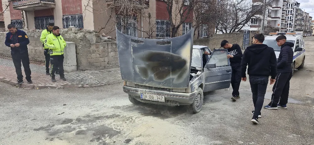 Seyir Halindeki Otomobil Alev Almaktan Son Anda Kurtarıldı