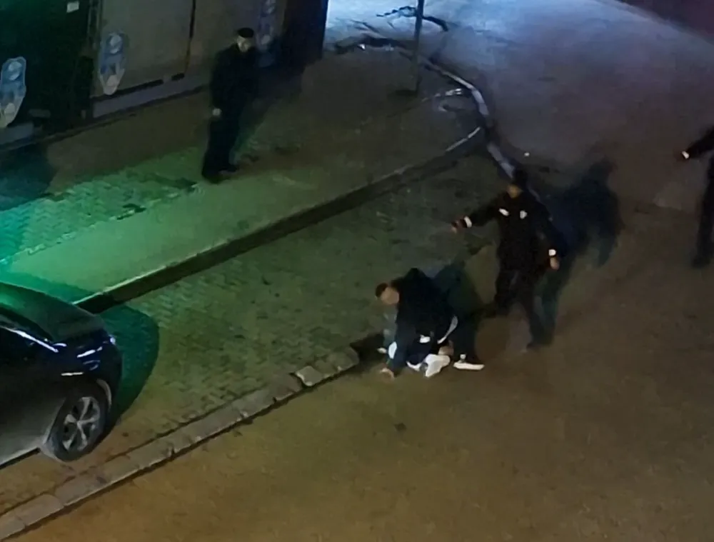 Gece Yarısı Kavga: Bekçiler Biber Gazıyla Müdahale Etti