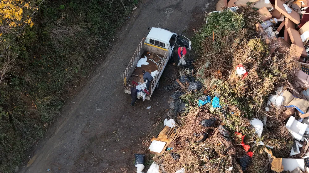 İstanbul’da Gökdelenlerin Arasında Kaçak Moloz Dökümü
