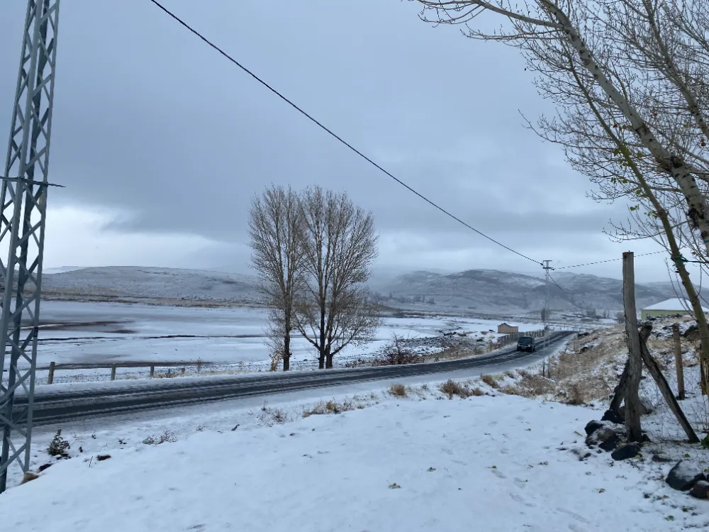 Patnos’ta Mevsimin İlk Karı İlçe Merkezini Beyaza Bürüdü