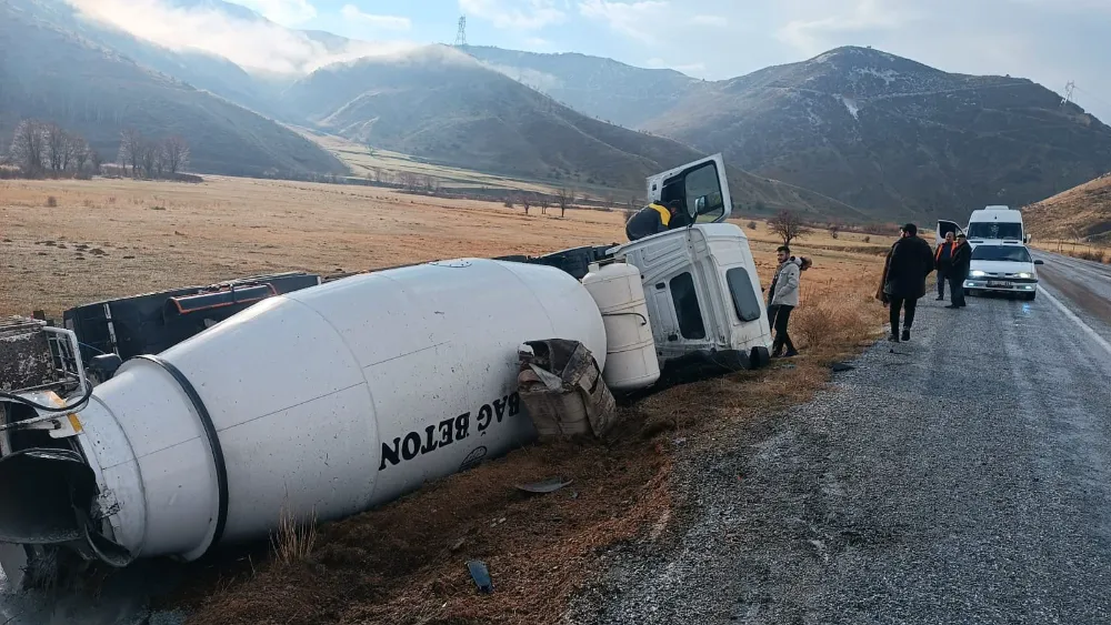 Tatvan-Hizan Yolunda Beton Mikseri Şarampole Devrildi: 1 Yaralı
