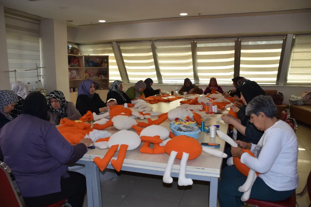 Gaziantep’te kadınlar lösemili çocuklar için oyuncak ve elbise hazırladı