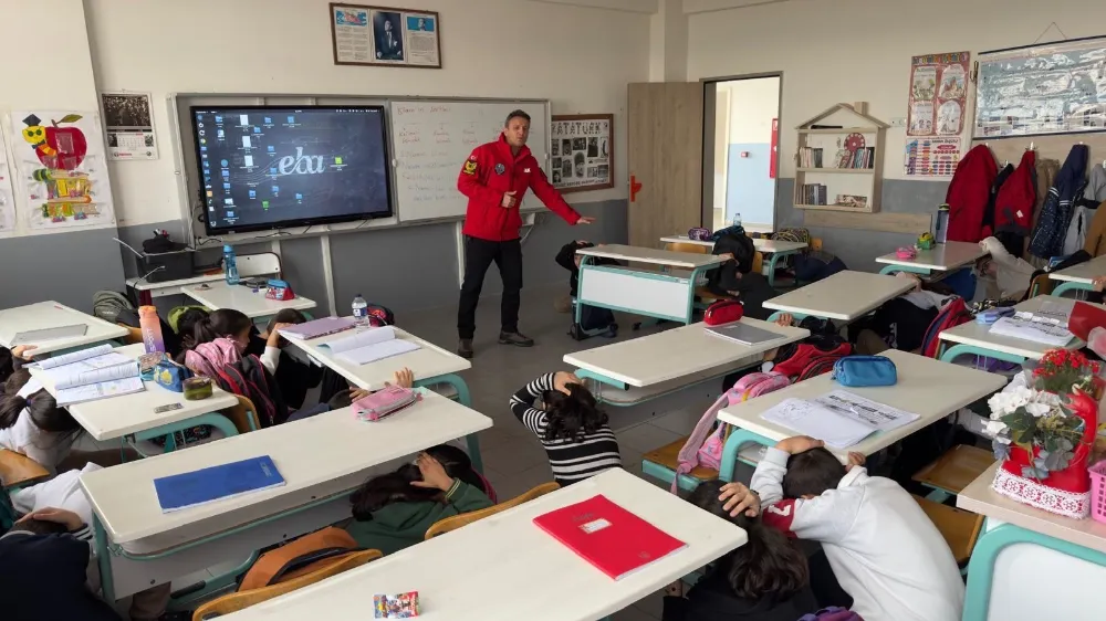 JAK Timlerinden Öğrencilere Deprem Farkındalık Eğitimi