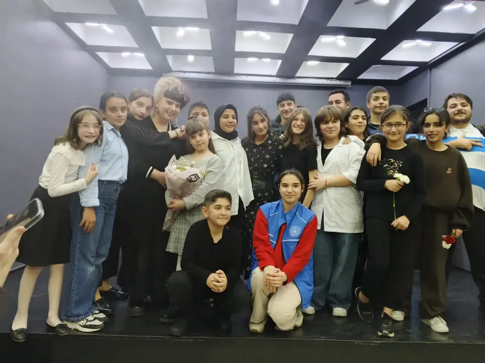 Gençler “Ah Şu Gençler” ile Sahneye Çıktı, İzleyicilerden Tam Not Aldı