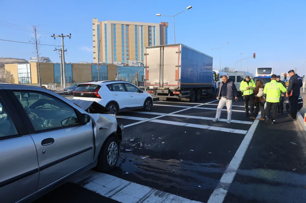 Nevşehir’de Kırmızı Işıkta Bekleyen Minibüse Çarpan Otomobil: 3 Yaralı
