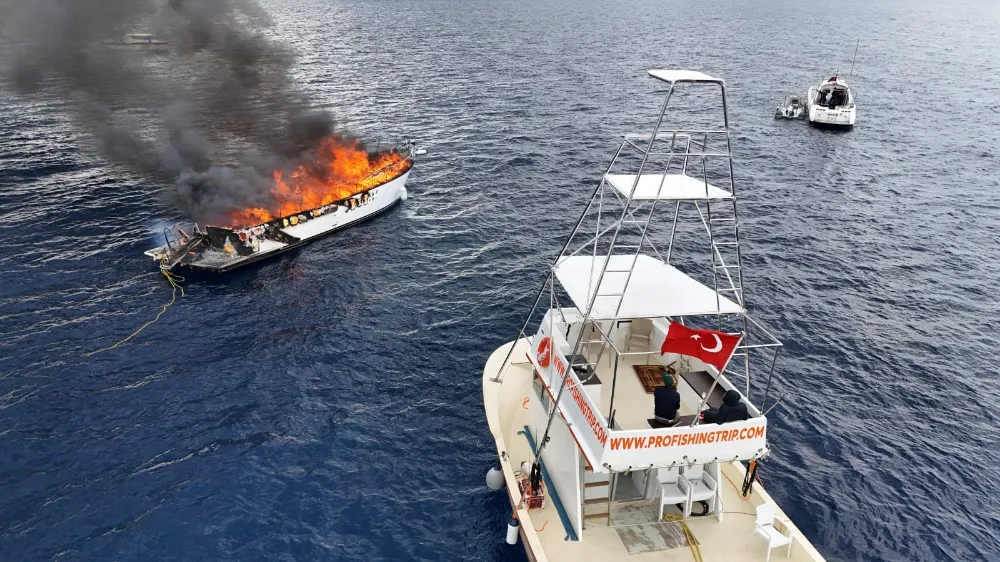 Kalkan açıklarında lüks tekne alevlere teslim oldu