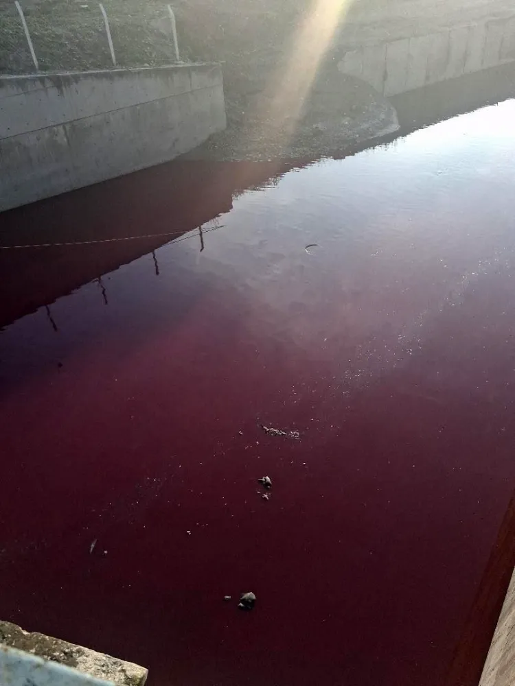 Esenyurt’ta Haramidere Kırmızıya Döndü