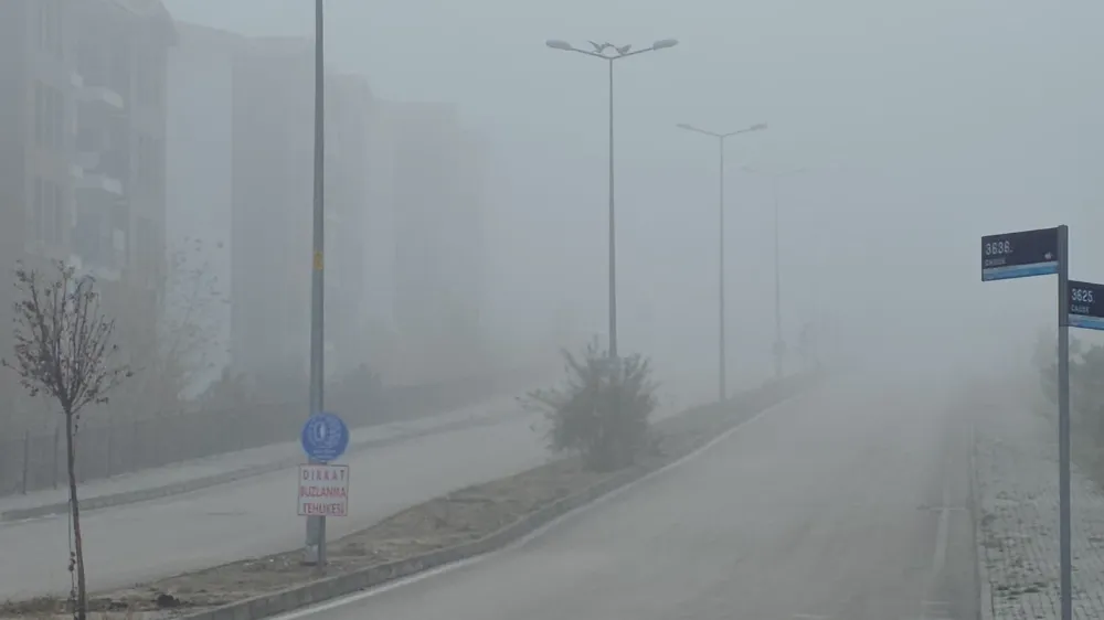 Elazığ’ı Yoğun Sis Kapladı: Bir Mahalle Adeta Kayboldu