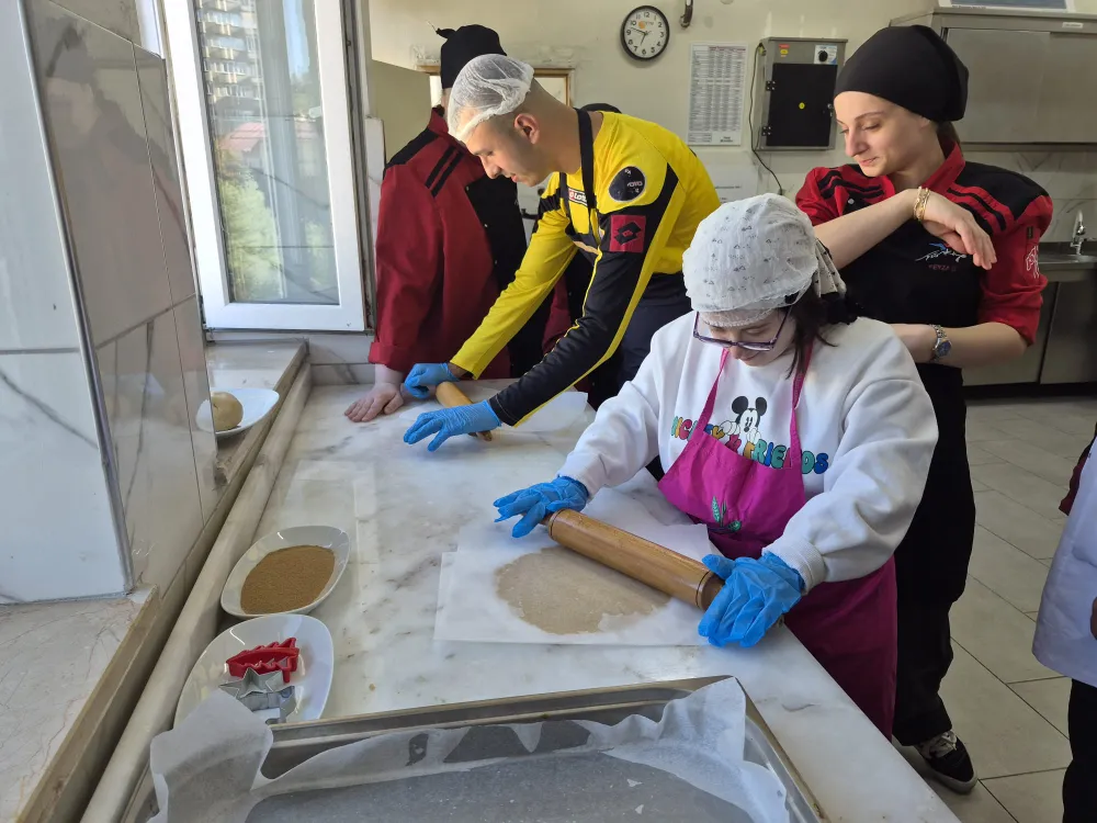 Özel Bireylerden Keyifli Etkinlik: Kendi Yaptıkları Pizza ve Kurabiyeleri  Afiyetle Yediler