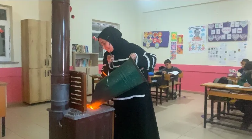 Kırsalın İki Kadın Öğretmeni Zorluklara Rağmen Eğitimi Sürdürüyor