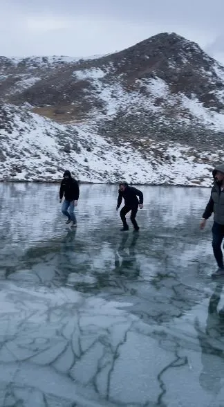 Artvin’de Karagöl buz tuttu: Gençler test edip göl üzerinde eğlendi