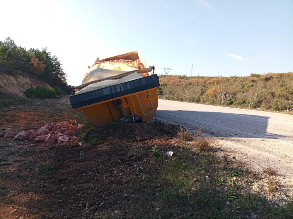 Bilecik’te Tırın Dorsesi Kopunca Facia Önledi