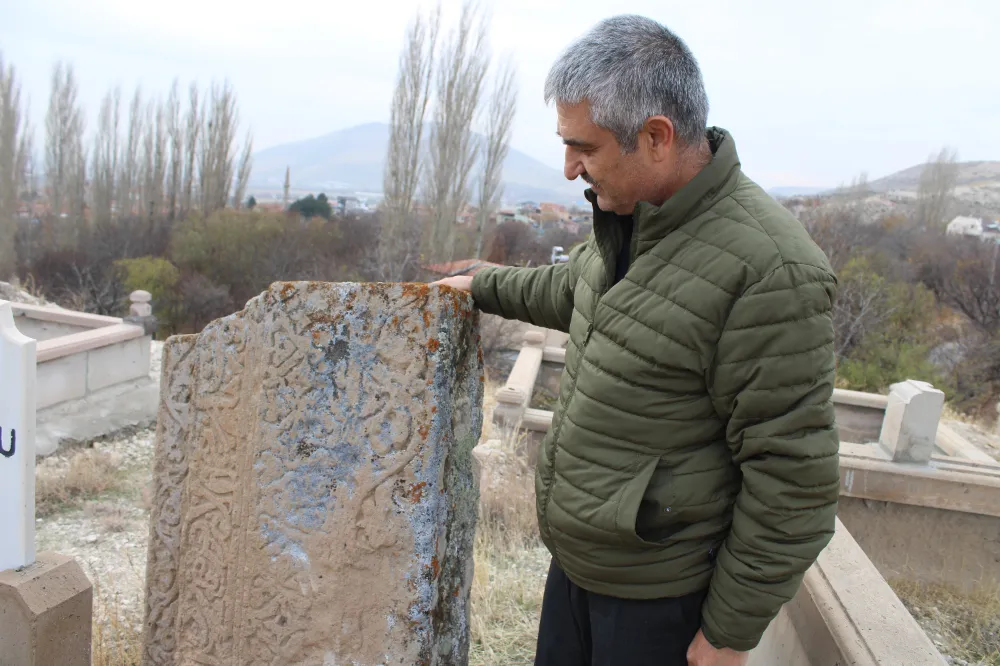 Kayseri Mezarlığında Esrarengiz Taşlar İlgi Odağı Oldu