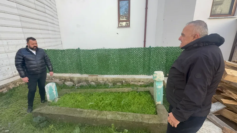 Binalar Arasında Sıkışan Tarihi Türbe Ziyarete Kapatıldı: Mahalleli Tepkili