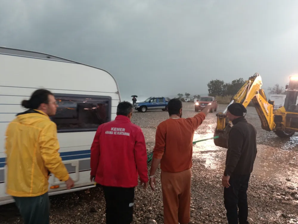 Kemer’de Karavanlar Denize Sürüklendi: Rus Turistler Kurtarıldı