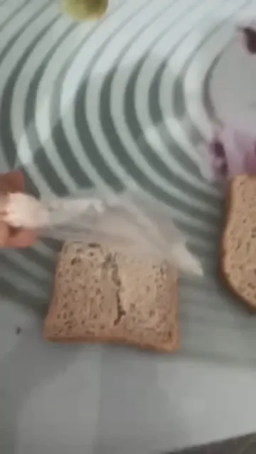 Elazığ’da Ekmeğin İçinden Poşet Çıktı