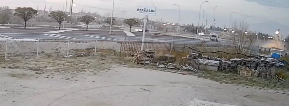 Afyonkarahisar’da Öğrenci Servisi Kazası: 18 Yaralı, Dingili Kopan Midibüs Kamerada