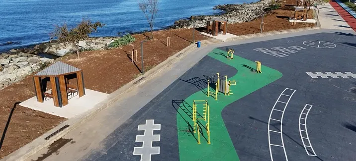 Rize Belediyesi Sahil Sosyal Alanında Düzenleme Çalışmalarını Sürdürüyor