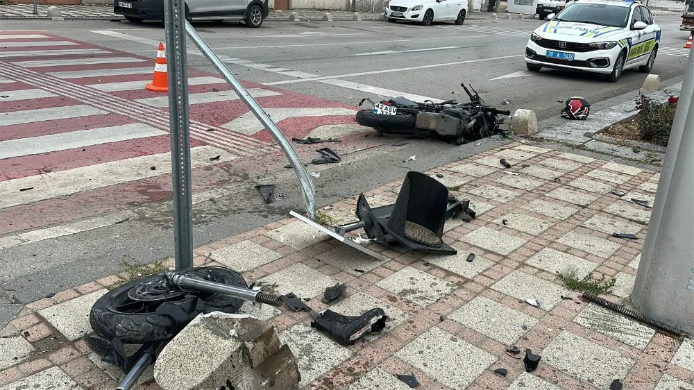 Karaman’da Servis Minibüsü ile Motosiklet Çarpıştı: Genç Kadın Ağır Yaralandı