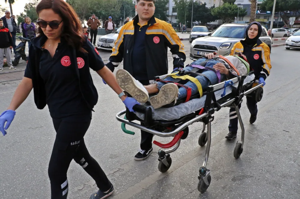 Antalya’da Taksiyle Çarpışan Motosikletliler Havaya Fırlayıp Metrelerce Sürüklendi