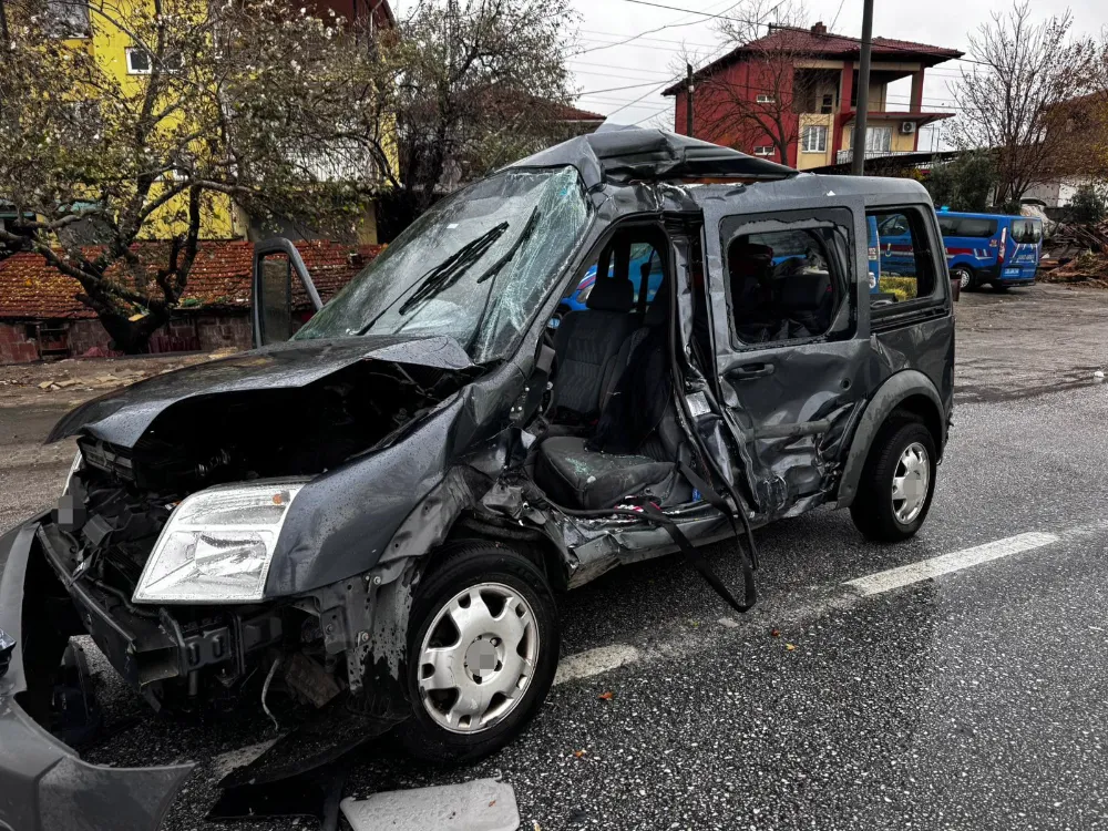 Kamyon Çarpan Hafif Ticari Araç 50 Metre Sürüklendi: 1 Ölü, 2 Yaralı