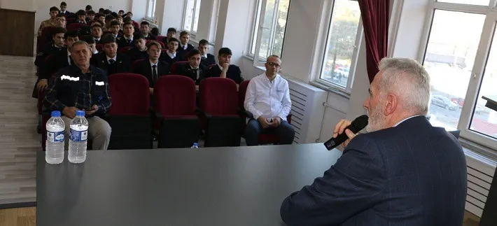 Trabzon Tersanesi Sahibi Kaptan Salih Zeki Çakır, Of’ta Denizcilik Öğrencileriyle Buluştu