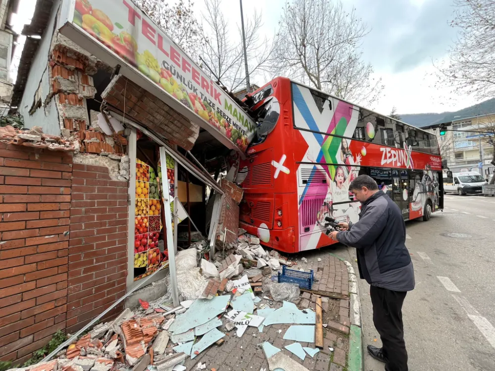 Bursa’da Freni Boşalan Öğrenci Otobüsü Manava Çarptı