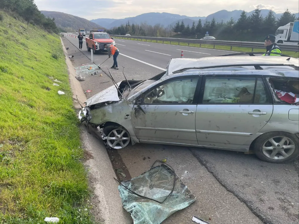 Lastik Patlayan Otomobil Bariyere Çarptı, 2 Kişi Yaralandı