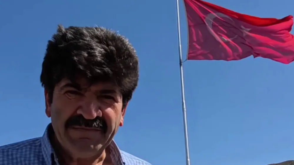 “Bayrak Adam” Feyzullah Coşkun’un Vatan Sevgisi: Her Tepeye Bayrak