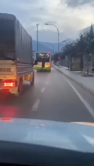 Bursa trafiğinde iki dakikada iki tehlike: Bisikletli ve otobüse tutunan genç kamerada