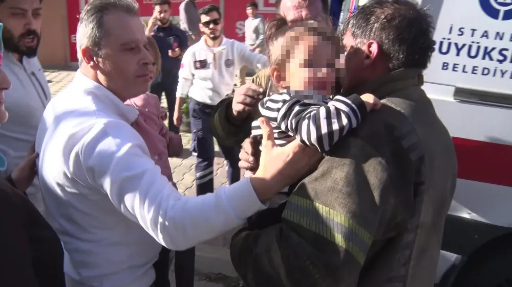 Sancaktepe’de Asansör Yangını: Anne ve Çocuğu Kurtarıldı, 2 İtfaiye Eri Dumandan Etkilendi